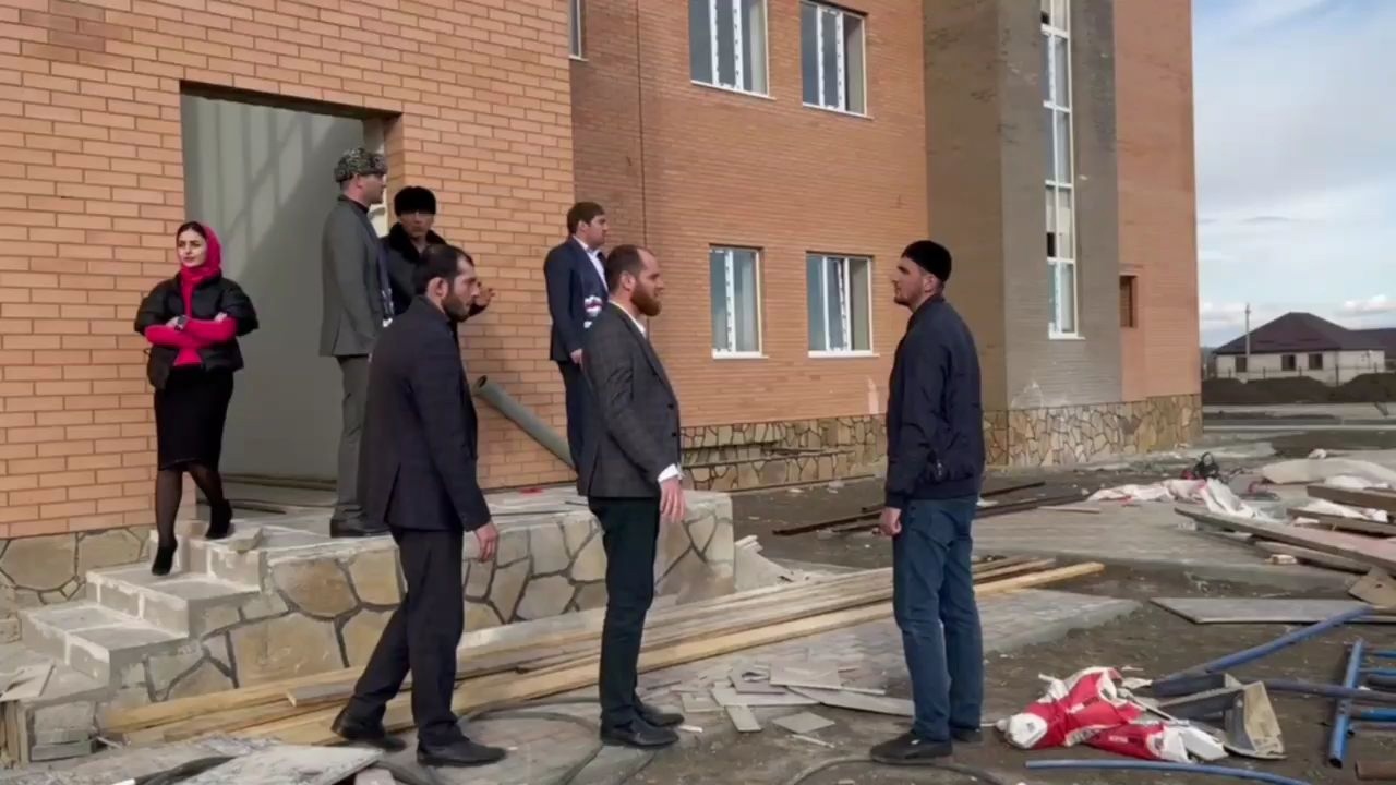 Ахмед Дидигов и Беслан Горчханов проверили ход строительства школы на 704 места в Сунже  Образовательное учреждение возводится в рамках реализации Народной программы и партийного проекта «Новая школа»..