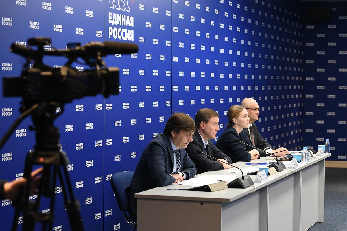 Андрей Турчак раскритиковал регионы за срыв сроков проведения капремонта школ     Эту программу «Единая Россия» реализует вместе с Министерством просвещения по народной программе партии.