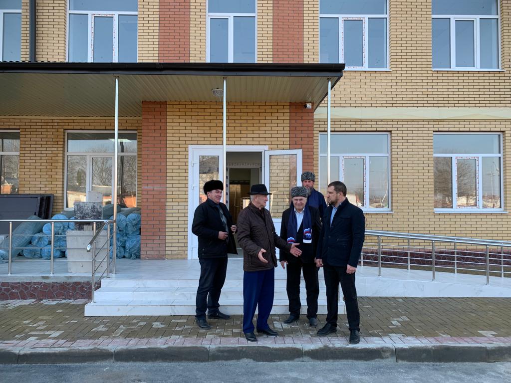 «Партийный десант» оценил ход строительства новой участковой больницы в Кантышево  В рамках проекта «Партийный десант» депутаты и активисты «Единой России» контролируют выполнение Народной программы партии.