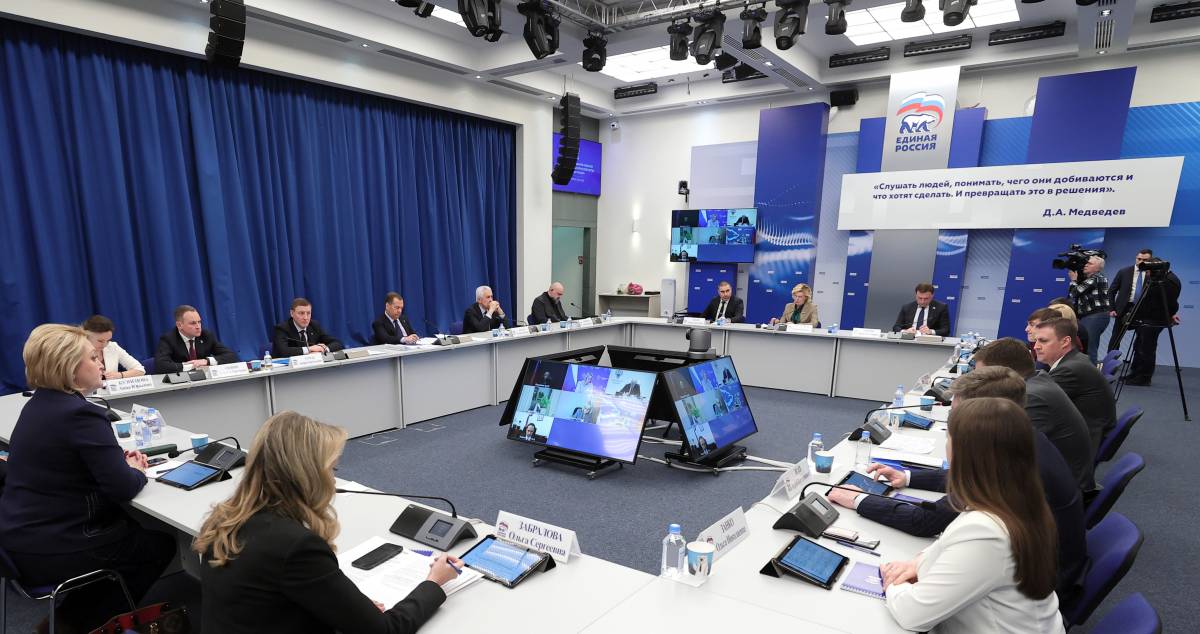 «Единая Россия» представила изменения в народную программу     В документе теперь официально закреплен раздел «Развитие новых регионов».