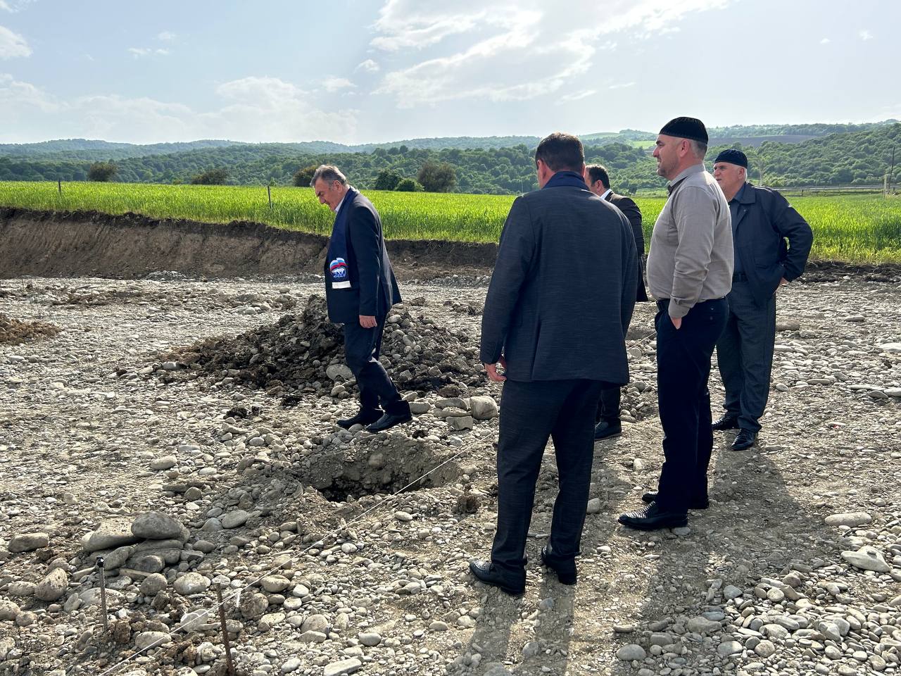«Партийный десант» проверил ход строительства футбольного поля в с.п. Алхасты  Строительство ведется в рамках реализации Народной программы.