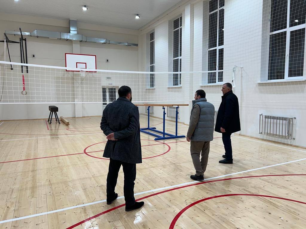 «Партийный десант» проверил завершение строительства новой школы в с.п. Ольгетти   Строительство образовательного учреждения на 250 мест велось в рамках реализации Народной программы    В мониторинге готовности здания приняли участие секретарь местного от.