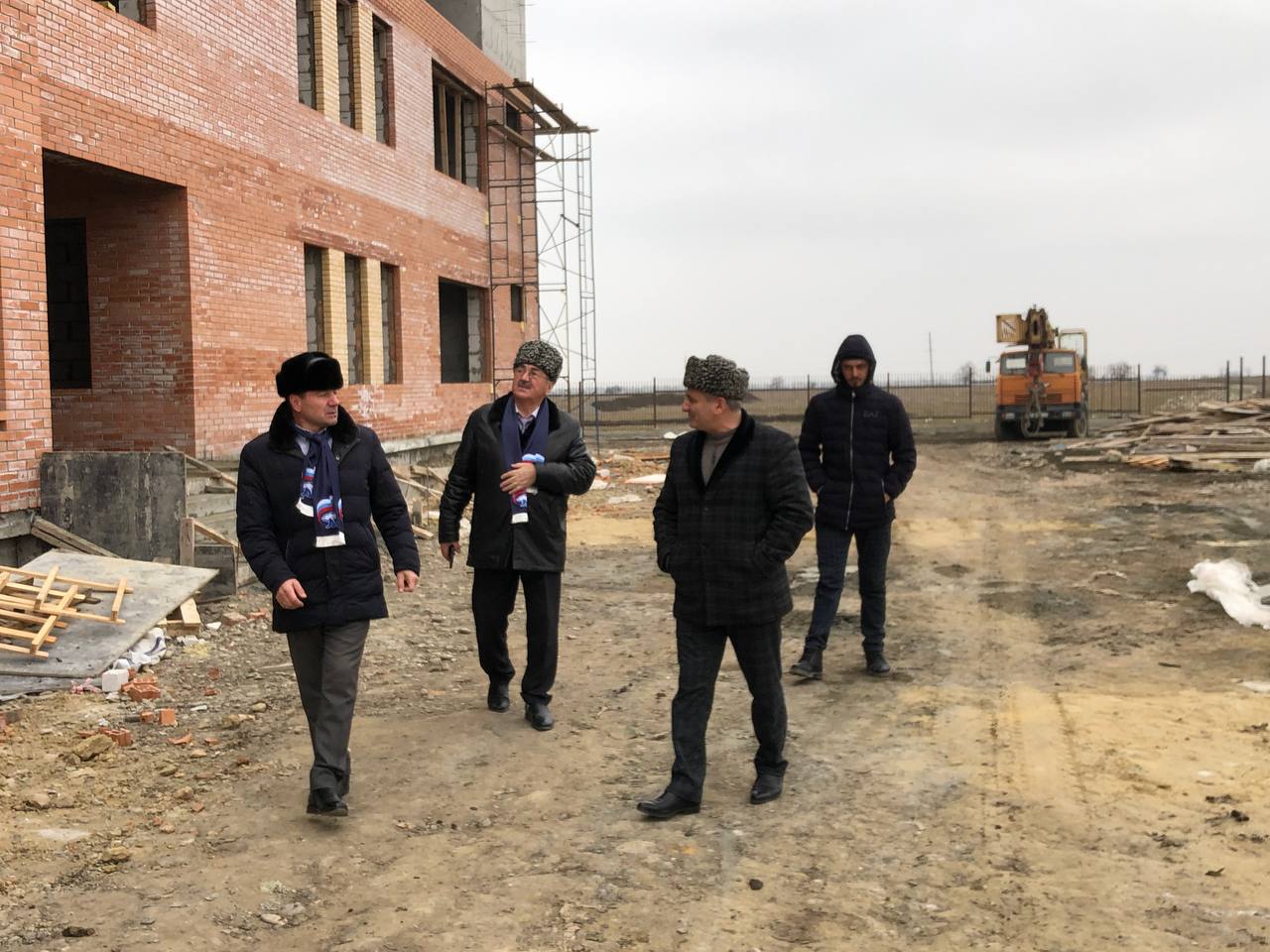 «Партийный десант» проверил ход строительства школы №5 в с.п. Нестеровское    Строительство объекта ведется в рамках реализации Народной программы партии.