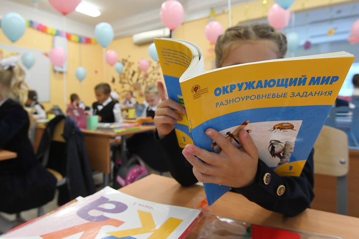 В Столица республики развивается быстрыми темпами. Вместе с тем растет и потребность в новых, современных образовательных учреждениях. Вопрос успешно решается в рамках партийного проекта «Новая школа», возведение объектов которых ведите заголовок новости.