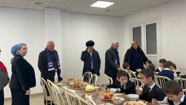 Единороссы проверила горячее питание в школа г. Назрань. Единороссы проверила горячее питание в школа г. Назрань.